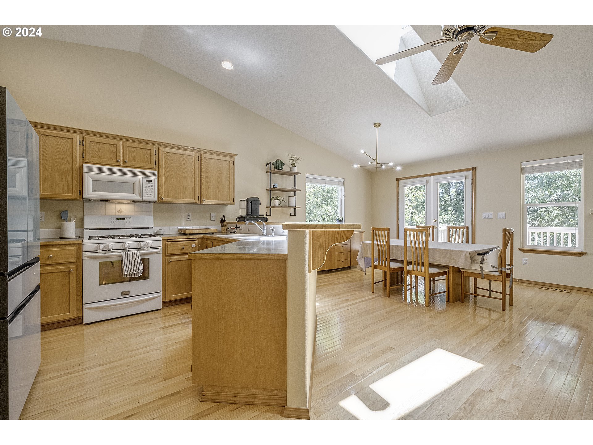 17824 Southwest Bryan Way Beaverton, OR 97007 - Photo 9 of 28 Gallery Image 9