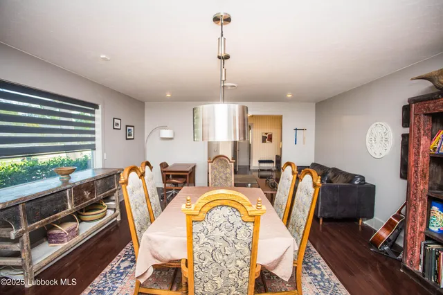 a en suite bathroom with a double vanity sink and a mirror
