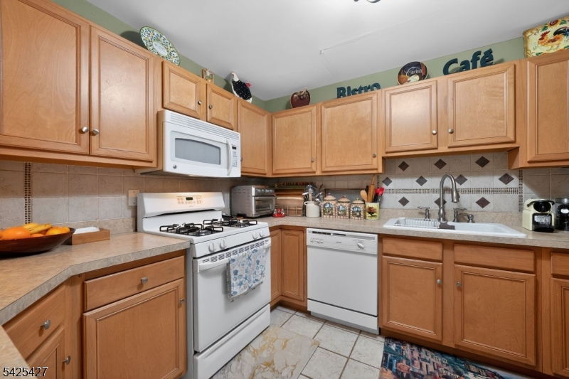 167 Falcon Ridge Way South Hamburg, NJ 07419 - Photo 8 of 17