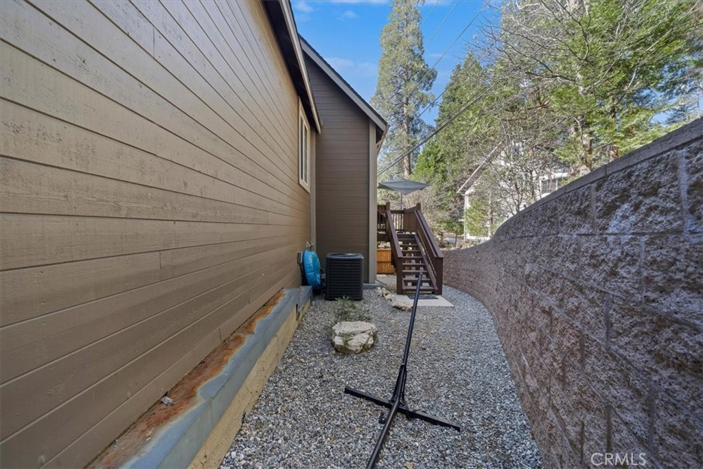 27312 Little Bear Road Lake Arrowhead, CA 92352 - Photo 40 of 47 a backyard of a house