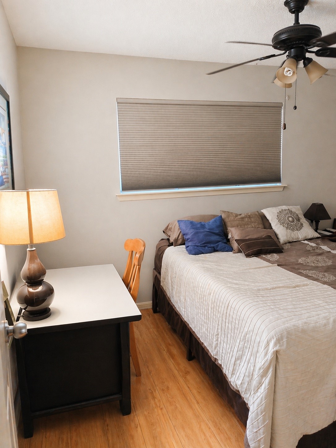 3546 Ocee Street Houston, TX 77063 - Photo 15 of 22 a bedroom with a bed and a lamp