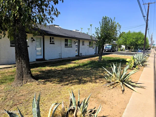 a view of a house with a yard