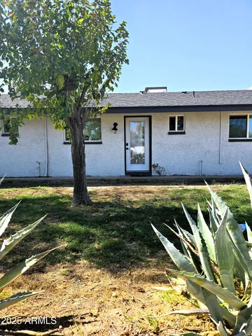 a view of a house with backyard