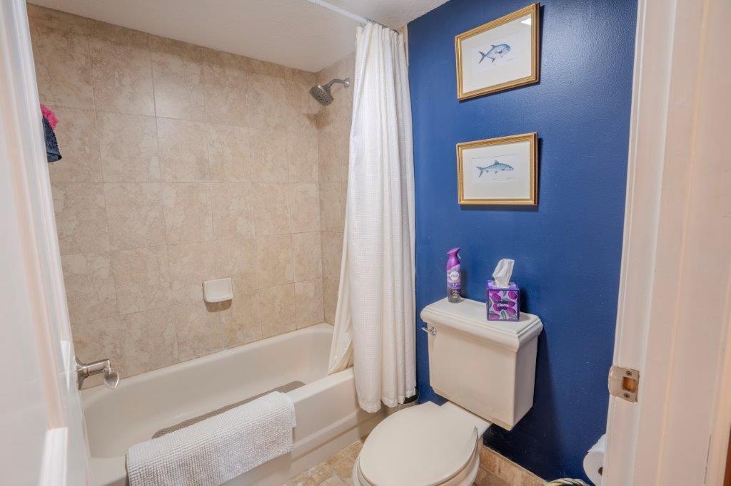 708 Mainsail Circle Jupiter, FL 33477 - Photo 36 of 68 a bathroom with a toilet a sink and bathtub