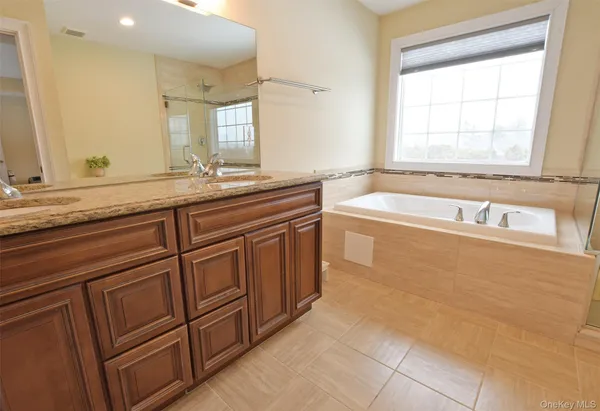 $1,049,999 | 5 Dogwood Lane, East Moriches, NY 11940