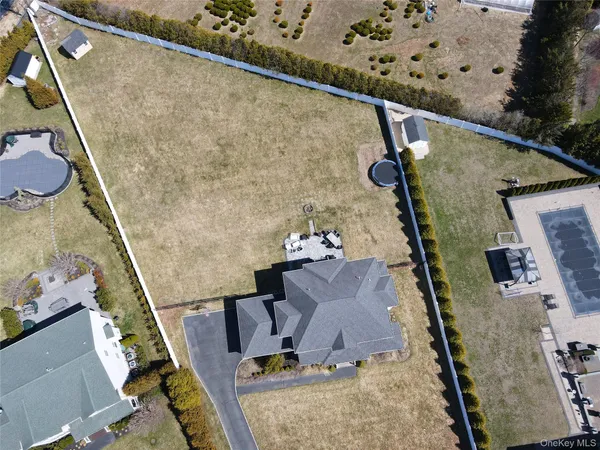 $1,049,999 | 5 Dogwood Lane, East Moriches, NY 11940