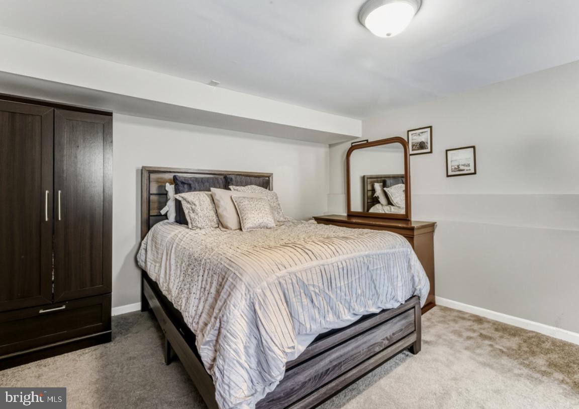 27 Lincoln Drive Clementon, NJ 08021 - Photo 21 of 31 a bedroom with a bed and painting on the wall