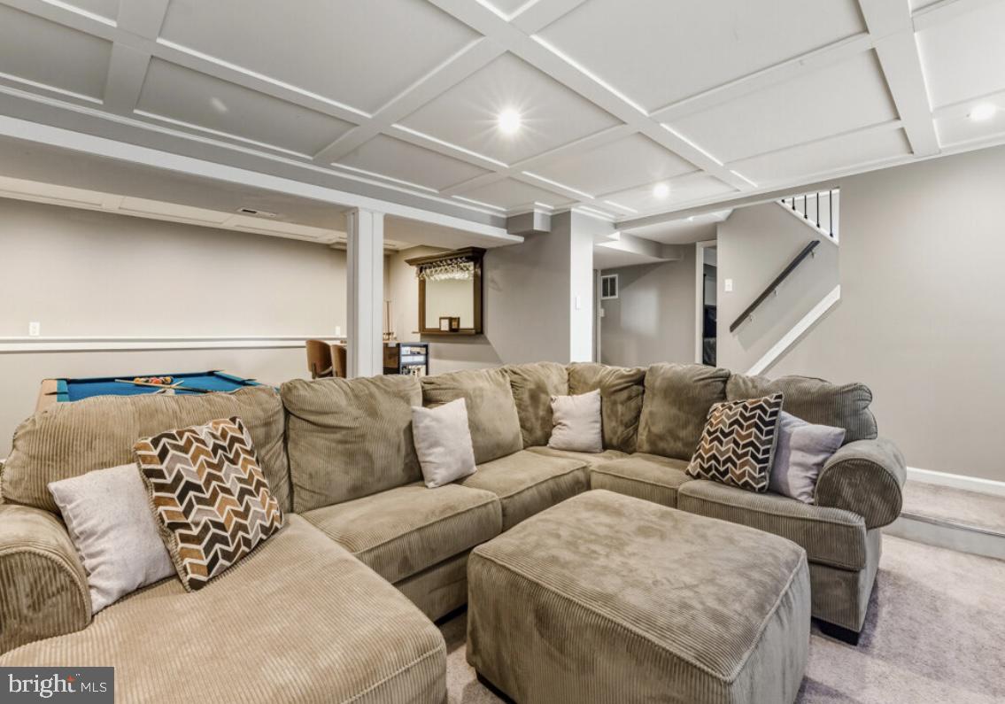 27 Lincoln Drive Clementon, NJ 08021 - Photo 24 of 31 a living room with furniture