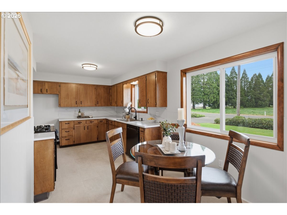 2610 Shaff Road Southeast Aumsville, OR 97325 - Photo 10 of 25 a dining room with furniture and a large window