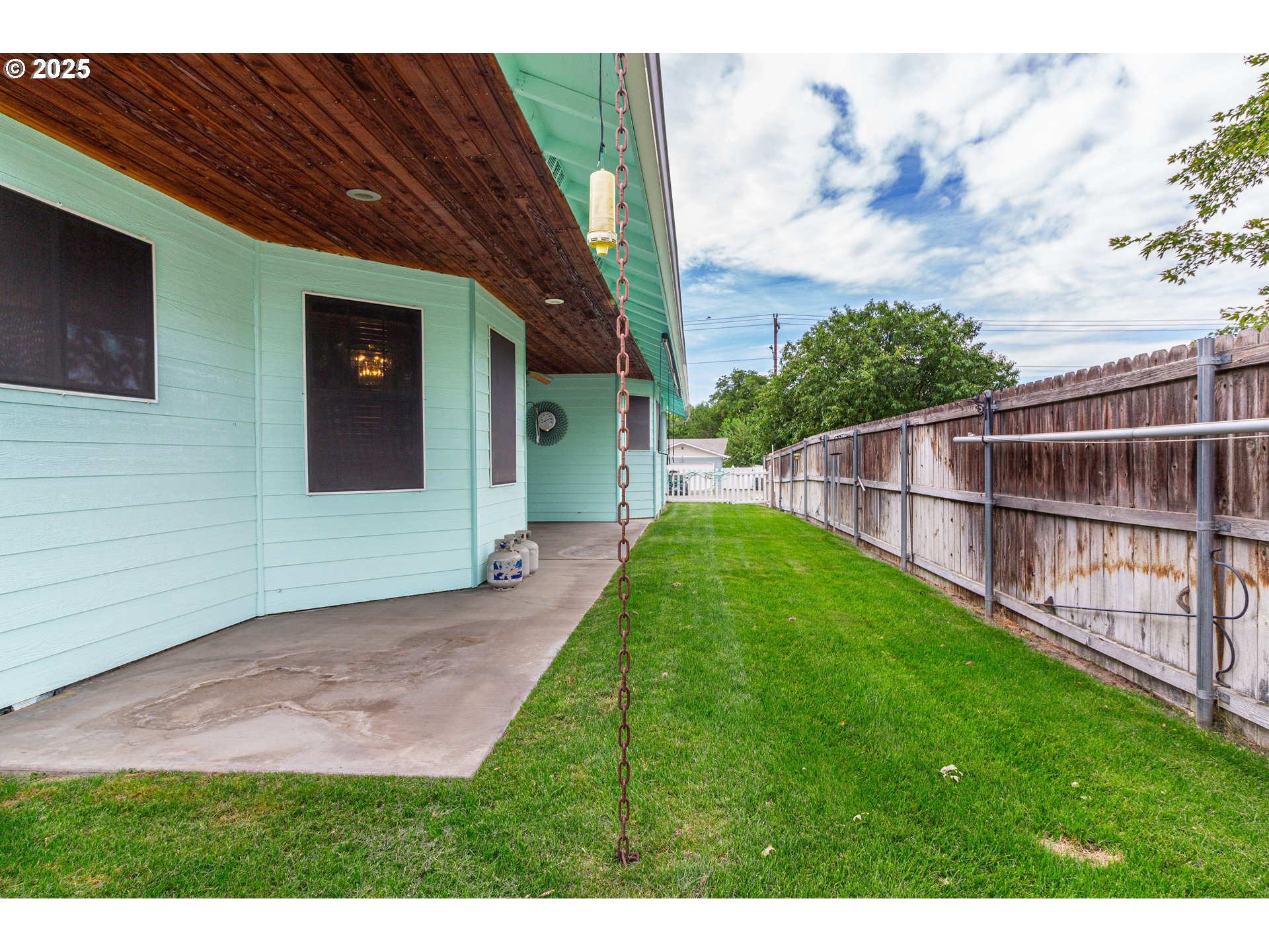 305 Northwest 9th Place Hermiston, OR 97838 - Photo 15 of 31 a view of backyard with green space