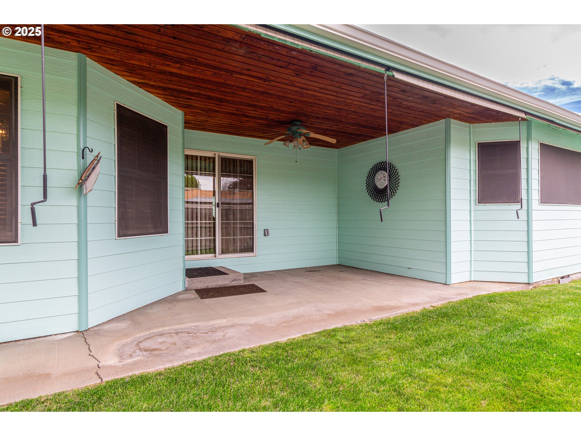 305 Northwest 9th Place Hermiston, OR 97838 - Photo 16 of 31 a front view of a house with garden