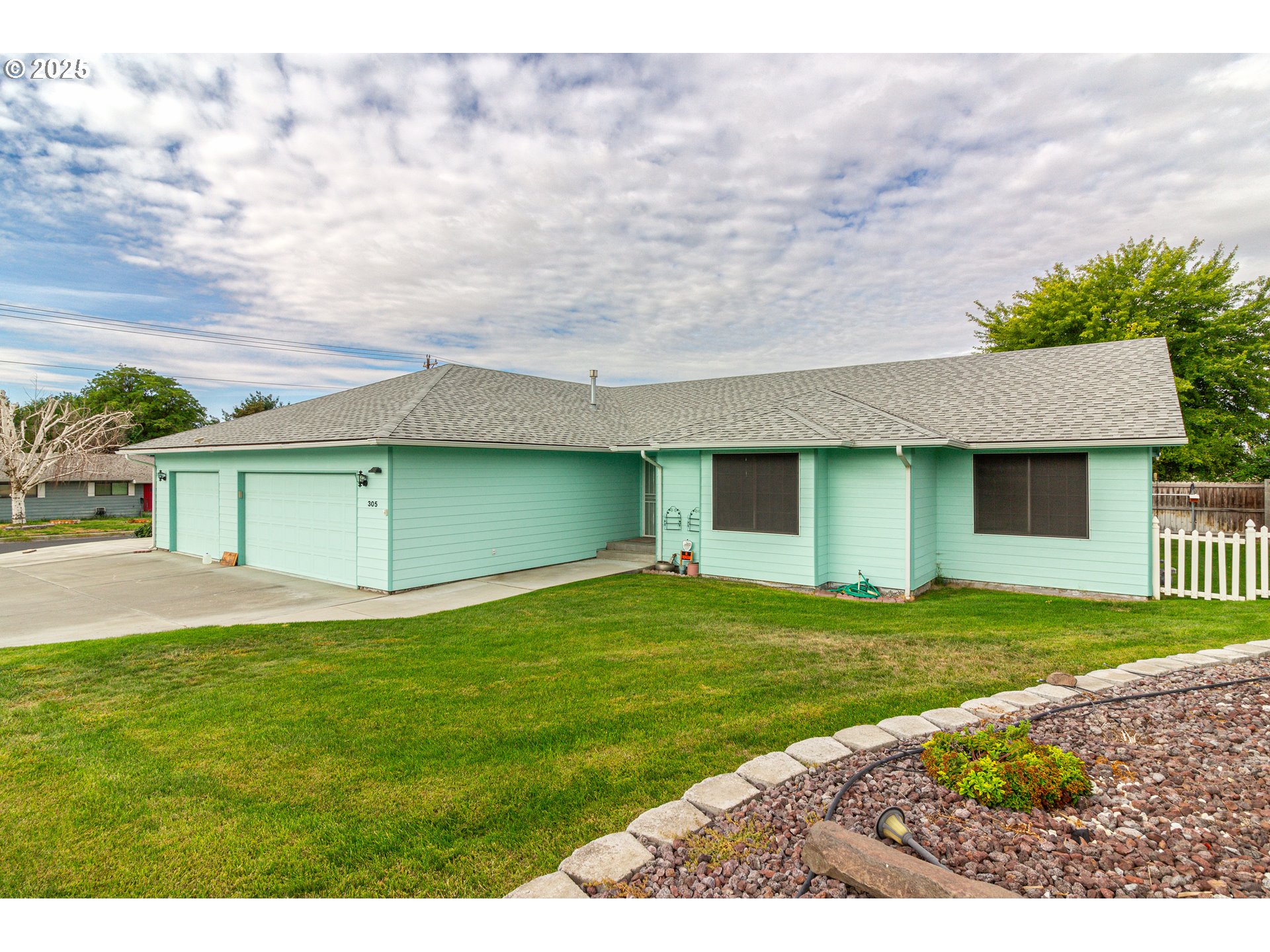 305 Northwest 9th Place Hermiston, OR 97838 - Photo 19 of 31 a backyard of a house