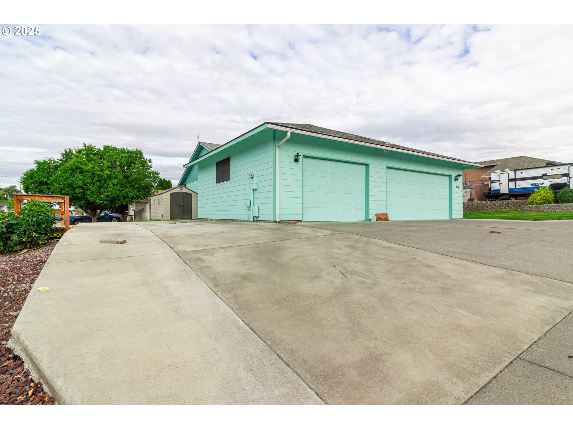 305 Northwest 9th Place Hermiston, OR 97838 - Photo 20 of 31 a view of a house with a yard and garage