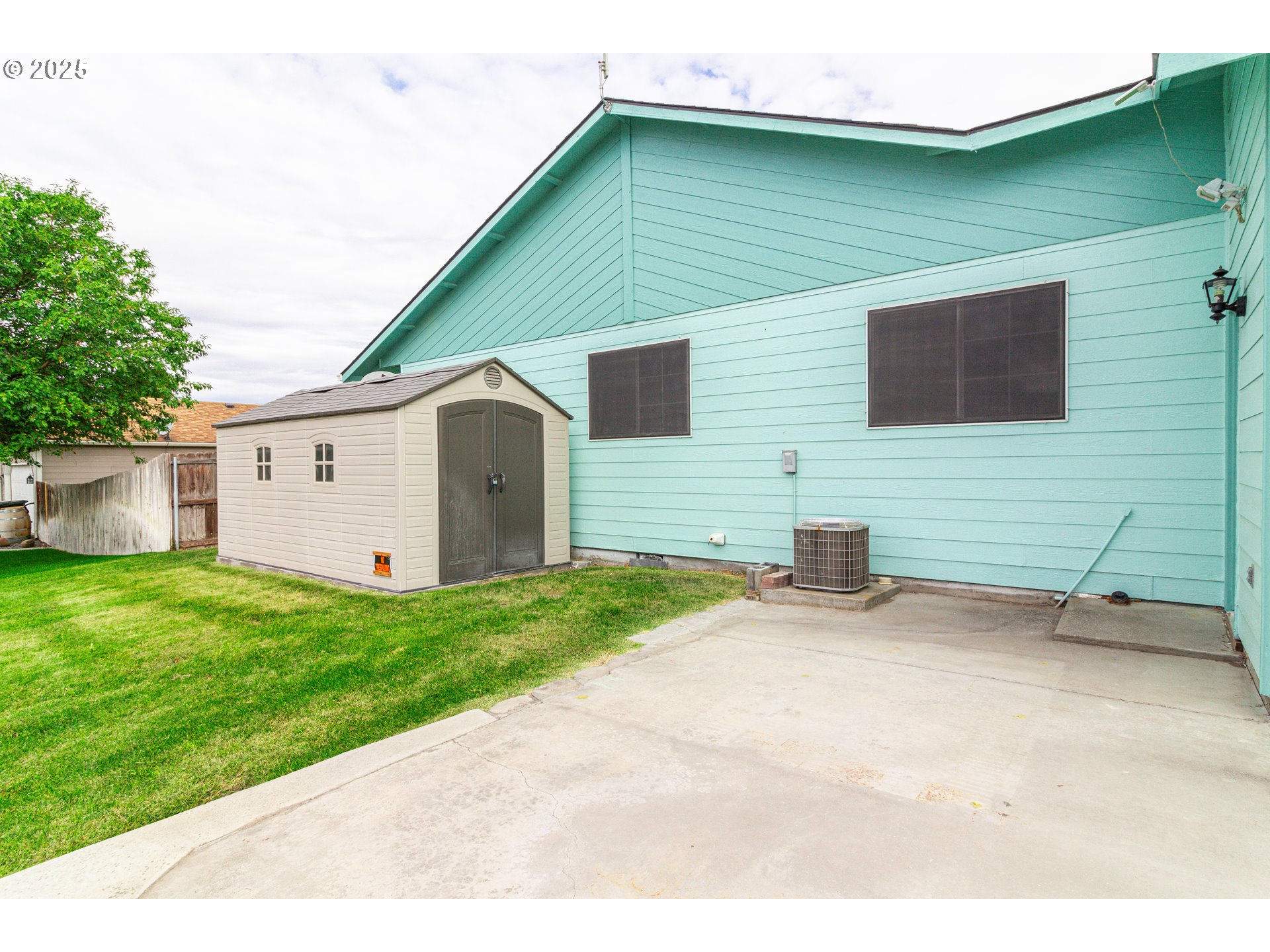 305 Northwest 9th Place Hermiston, OR 97838 - Photo 22 of 31 a view of a house with backyard