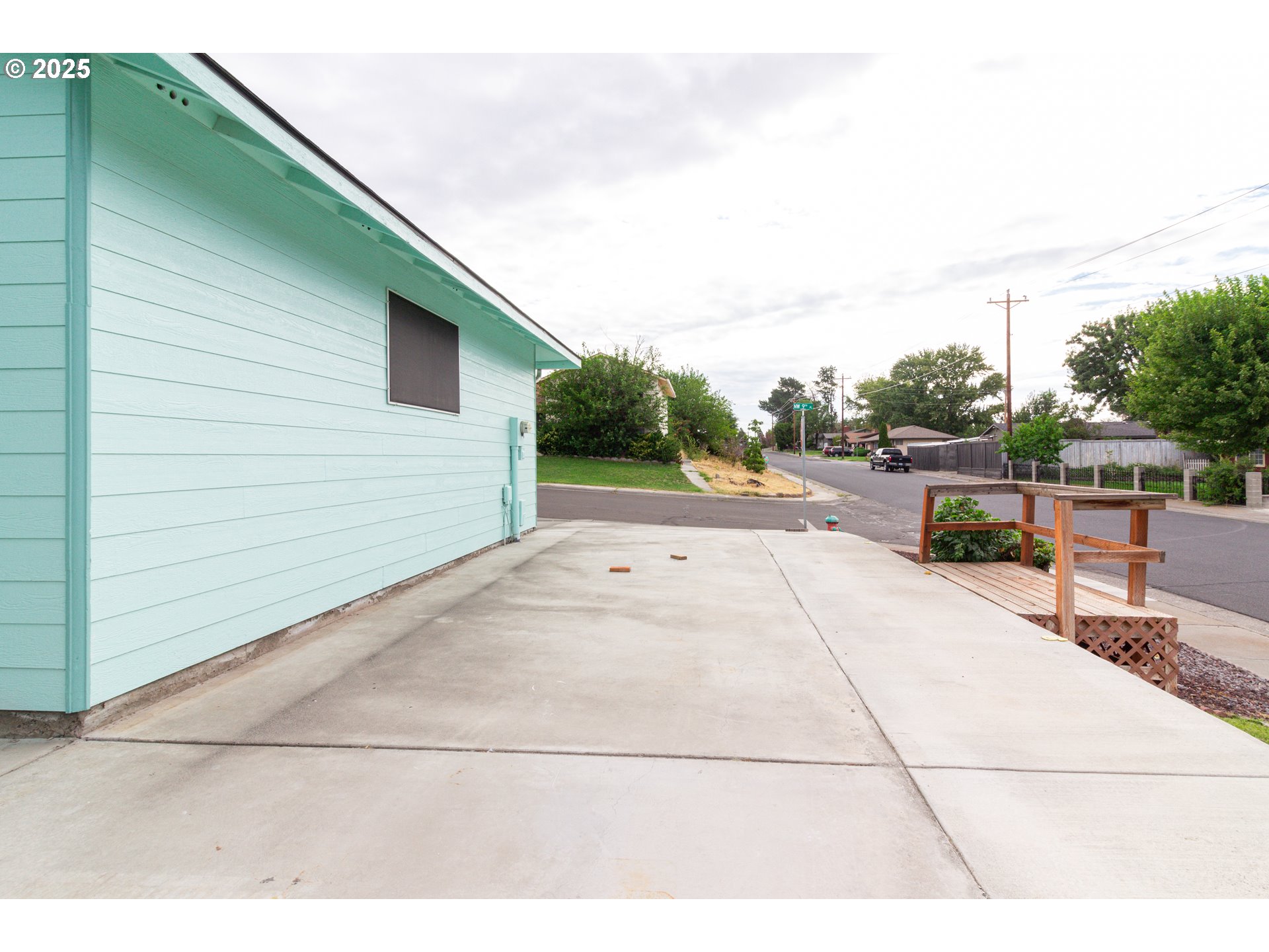 305 Northwest 9th Place Hermiston, OR 97838 - Photo 23 of 31 a view of backyard of the house