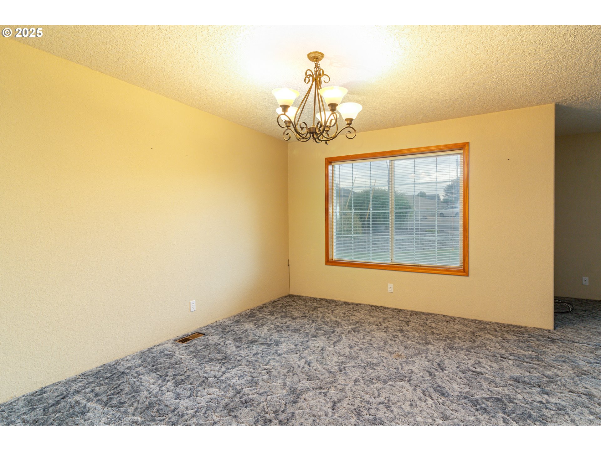 305 Northwest 9th Place Hermiston, OR 97838 - Photo 27 of 31 a view of a room with window