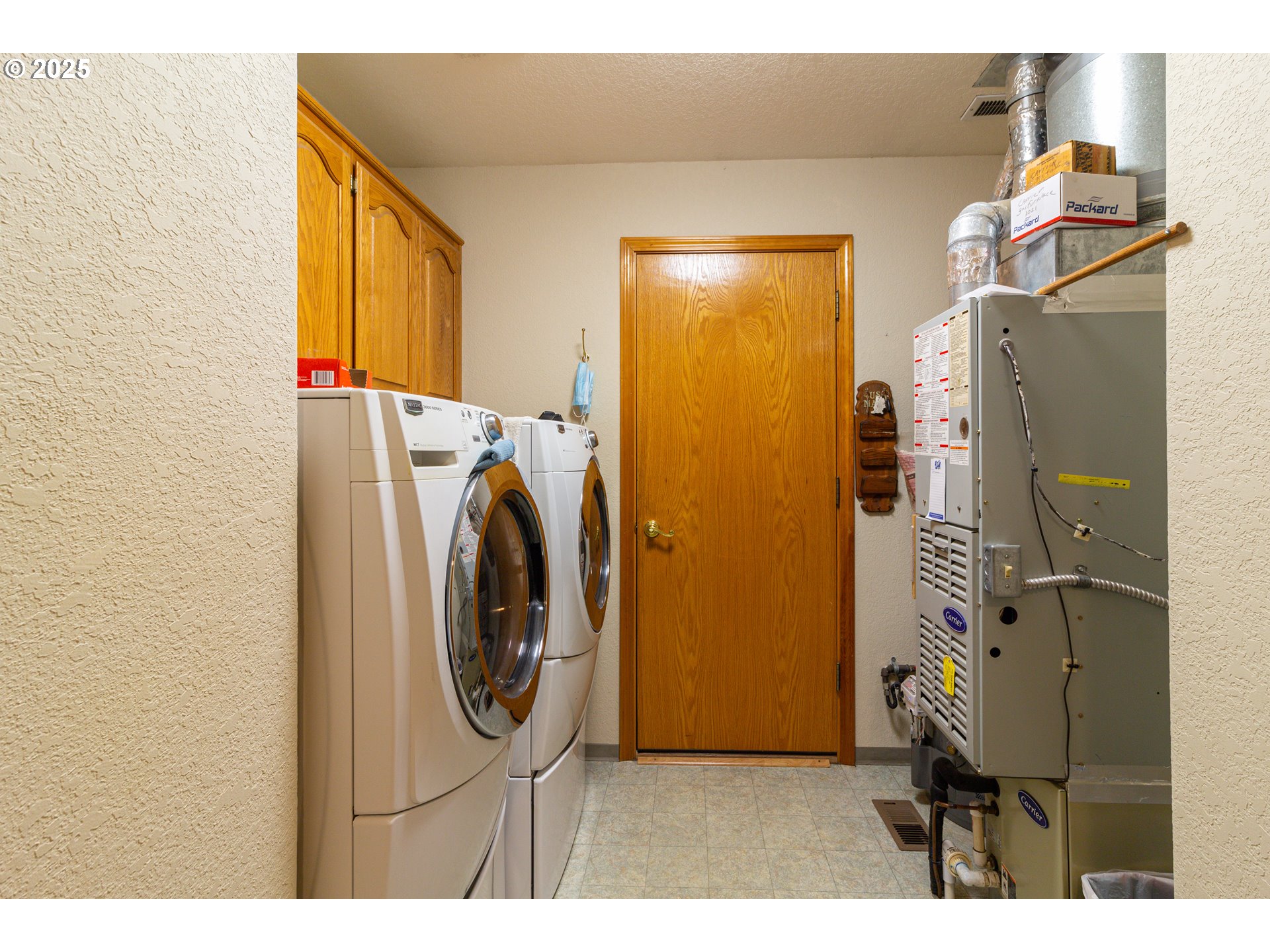 305 Northwest 9th Place Hermiston, OR 97838 - Photo 5 of 31 a utility room with dryer and washer