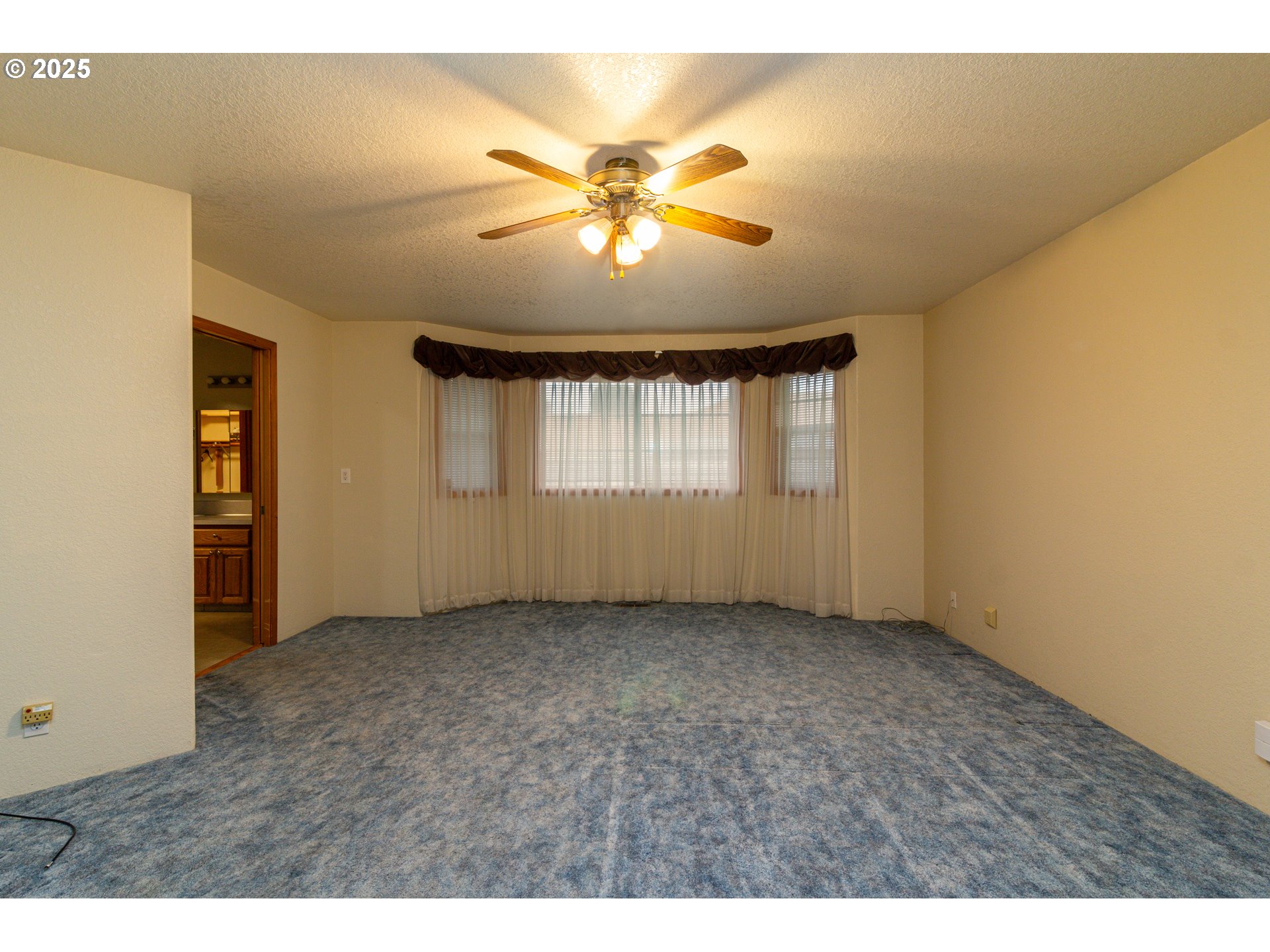 305 Northwest 9th Place Hermiston, OR 97838 - Photo 6 of 31 a view of an empty room with a window