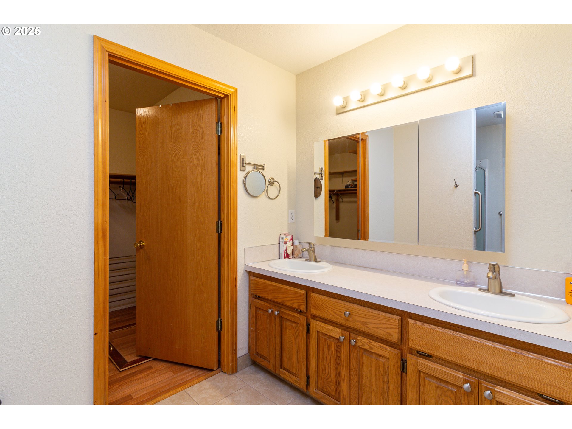 305 Northwest 9th Place Hermiston, OR 97838 - Photo 7 of 31 a bathroom with a sink and a mirror