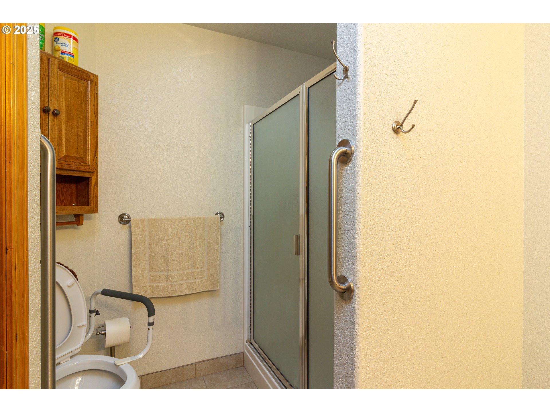 305 Northwest 9th Place Hermiston, OR 97838 - Photo 8 of 31 a bathroom with a shower