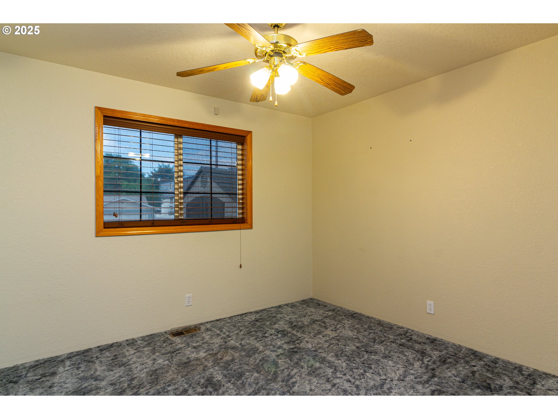 305 Northwest 9th Place Hermiston, OR 97838 - Photo 10 of 31 an empty room with a window and a fan