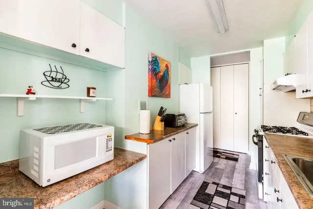 a kitchen that has a lot of cabinets in it