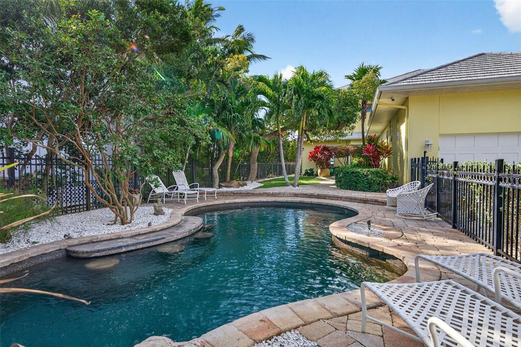 7152 Point Of Rocks Circle Sarasota, FL 34242 - Photo 12 of 88