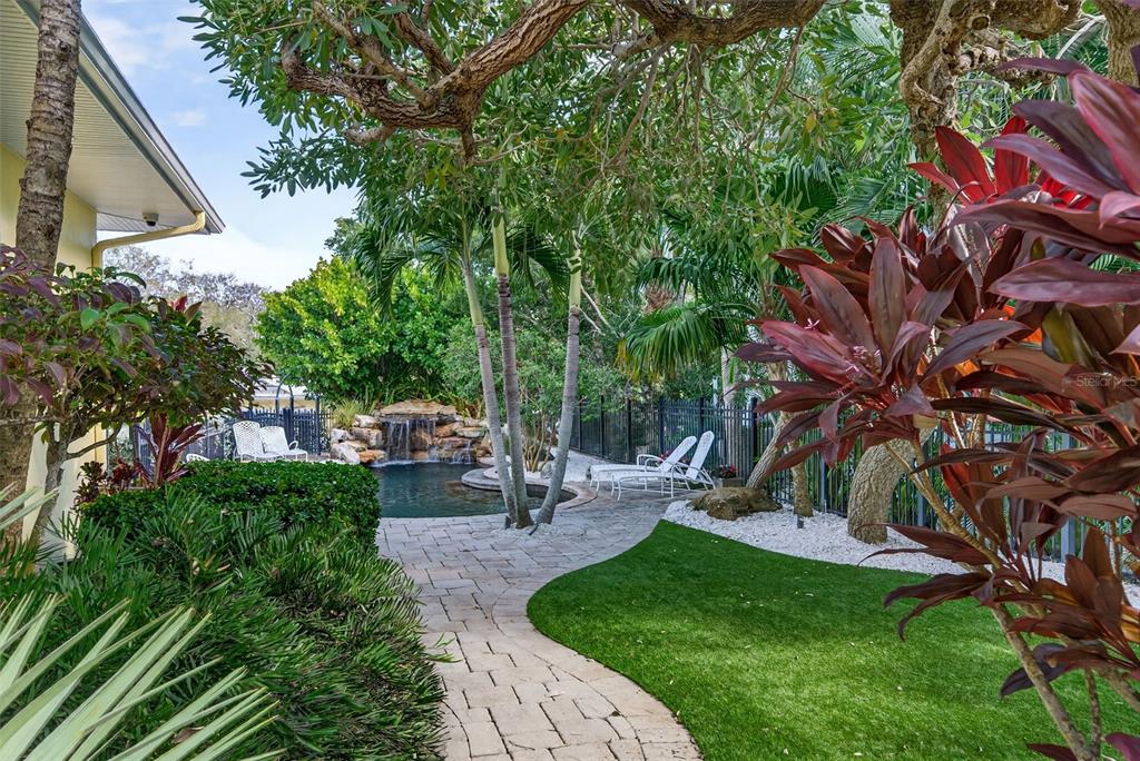 7152 Point Of Rocks Circle Sarasota, FL 34242 - Photo 5 of 88