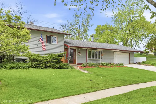 $399,900 | 770 Woodlawn Street, Hoffman Estates, IL 60169