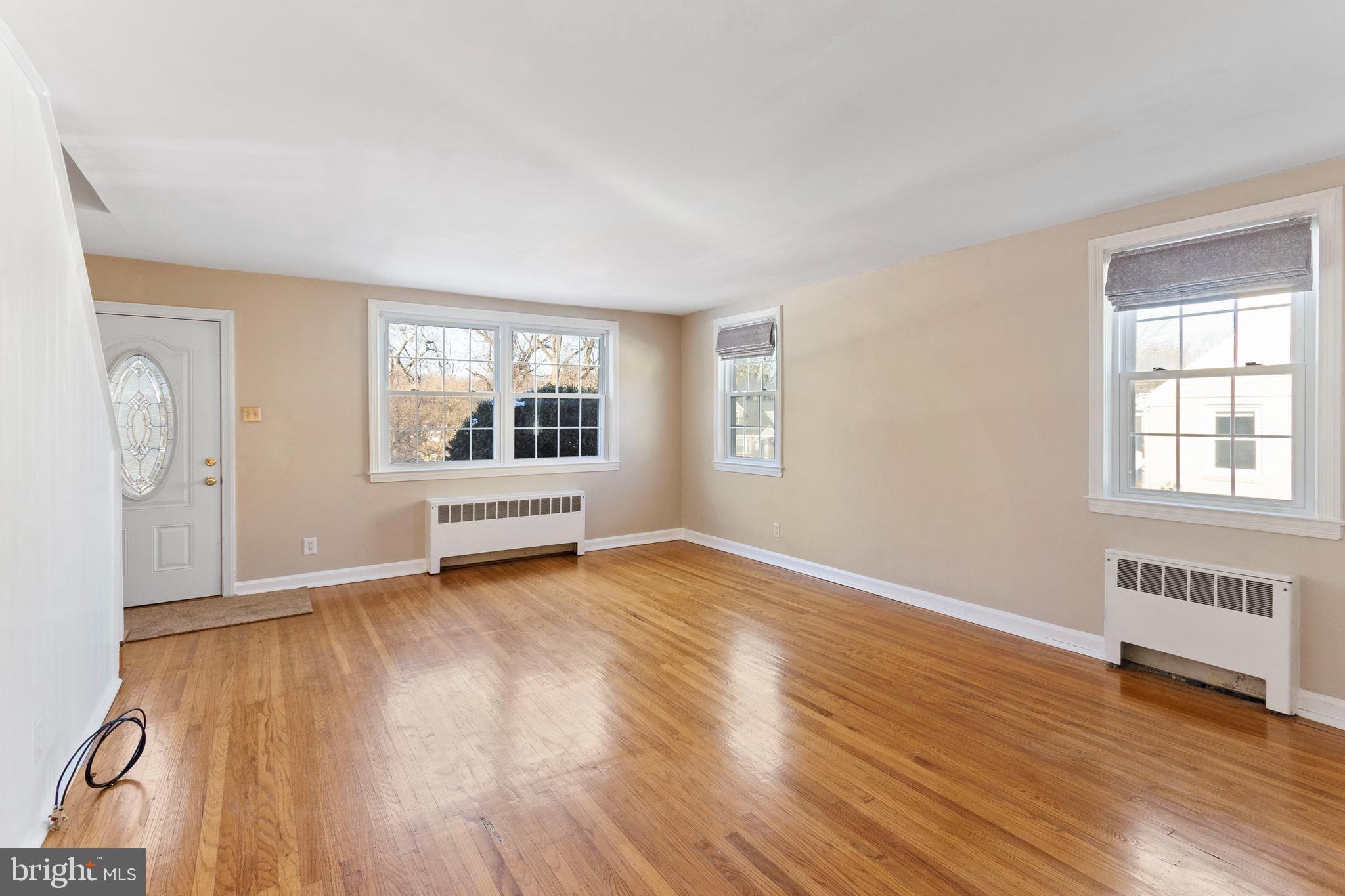 307 Madison Road Springfield, PA 19064 - Photo 2 of 22 Living Room