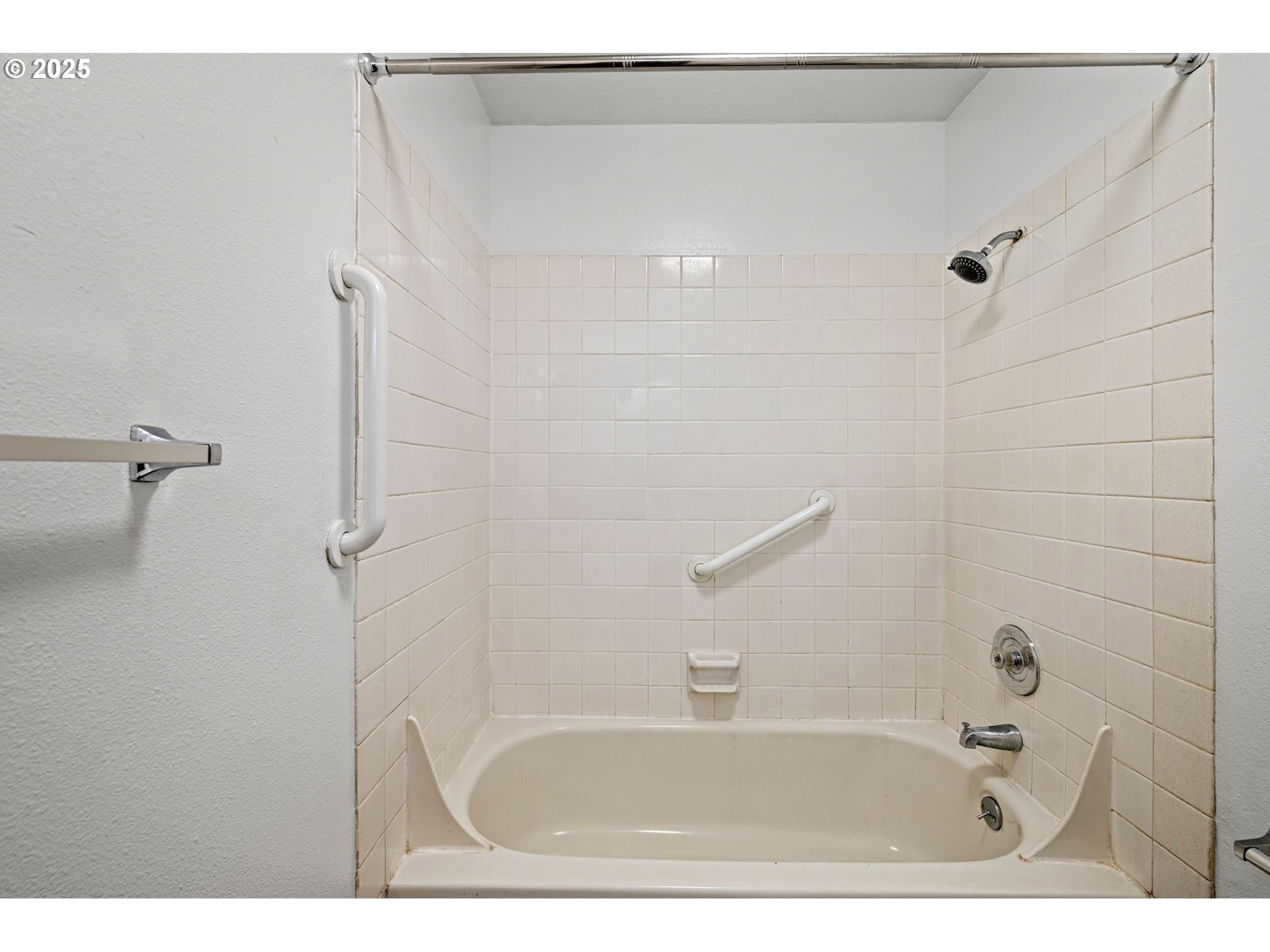 4883 Elderberry Loop Springfield, OR 97478 - Photo 20 of 23 a bathroom with a bathtub