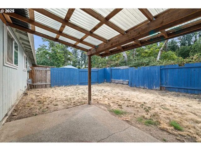 a view of a backyard