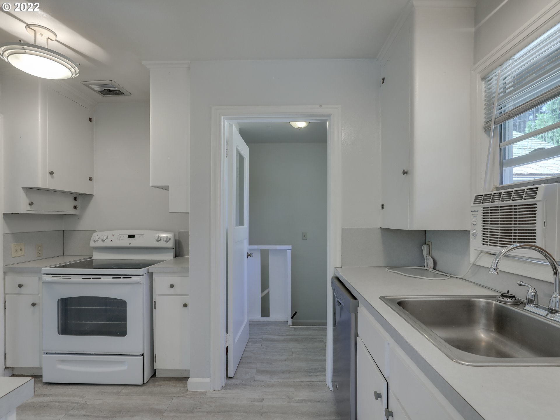 3011 Southwest Flower Terrace Portland, OR 97239 - Photo 13 of 30 Gallery Image 13