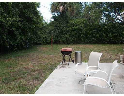 1979 Park Place Boca Raton, FL 33486 - Photo 9 of 10 a backyard of a house with table and chairs