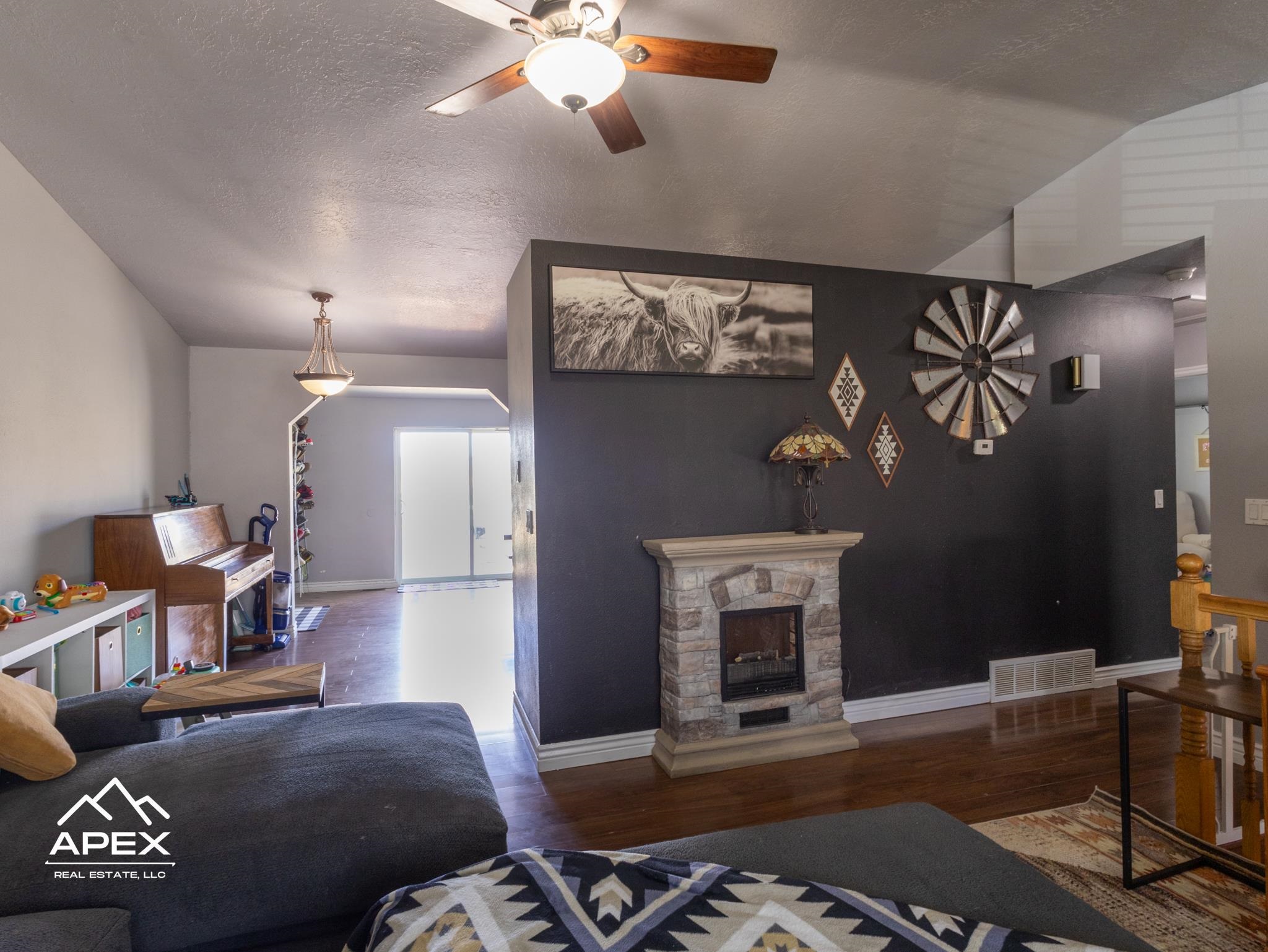 123 Colonial Avenue Evanston, WY 82930 - Photo 3 of 25