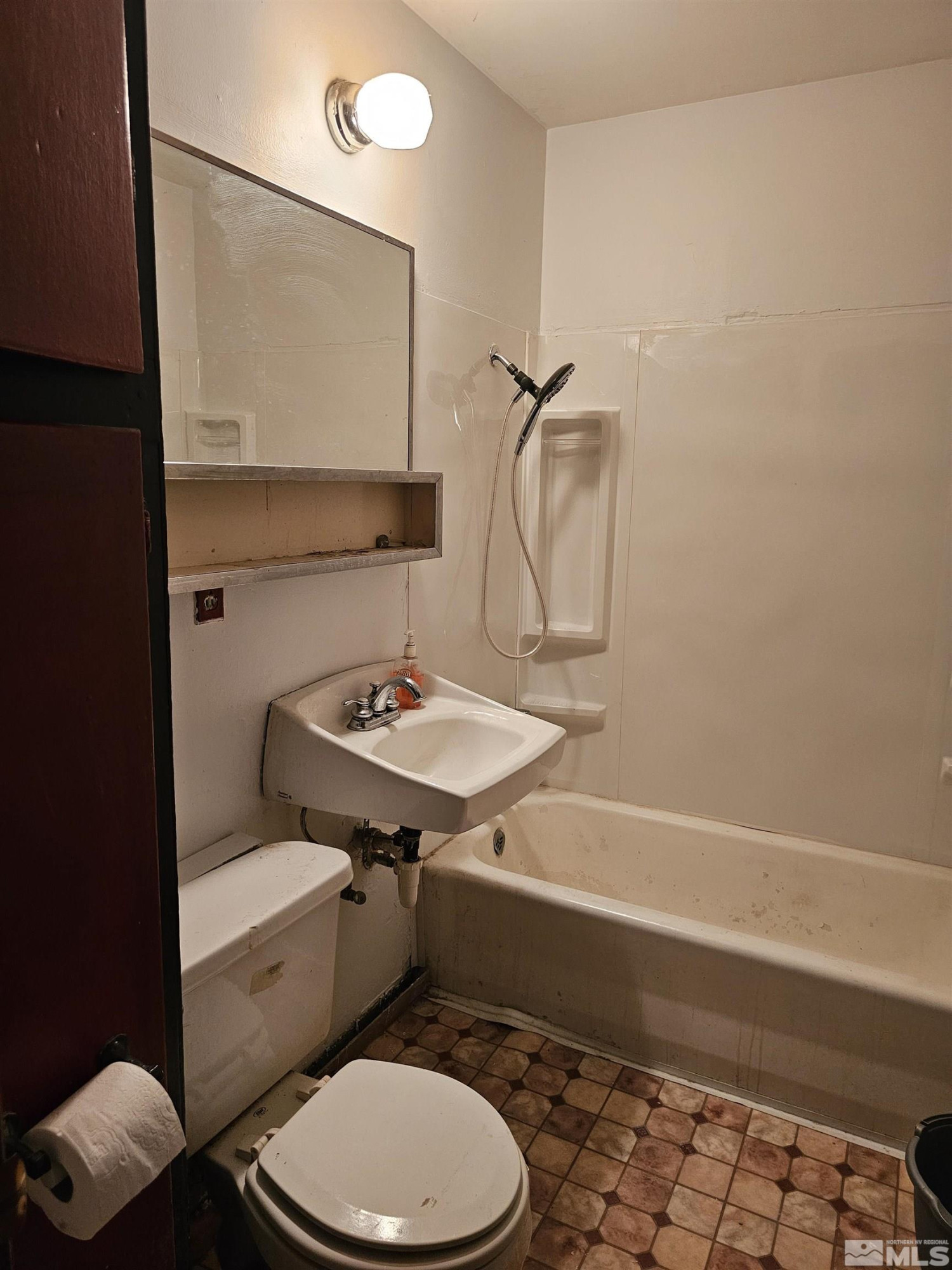 116 English Street Hawthorne, NV 89415 - Photo 11 of 18 a bathroom with a sink toilet and shower