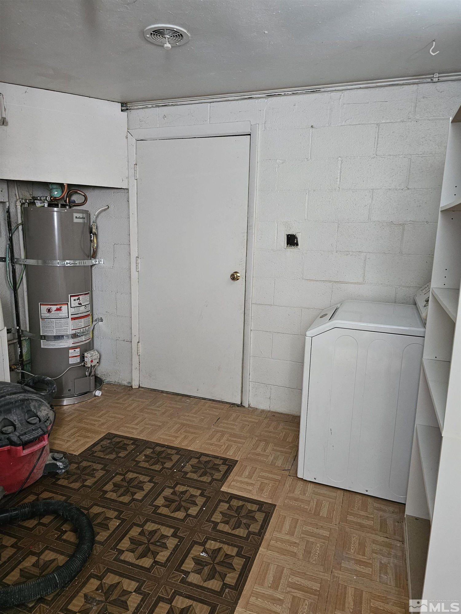 116 English Street Hawthorne, NV 89415 - Photo 14 of 18 a room with a washer and dryer