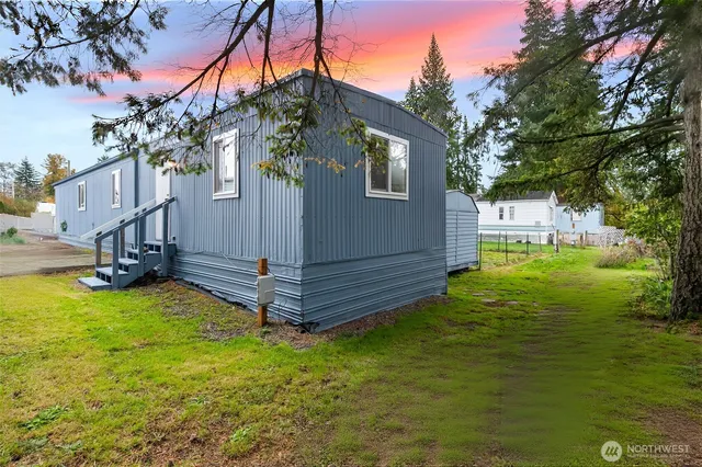 a view of a house with a yard