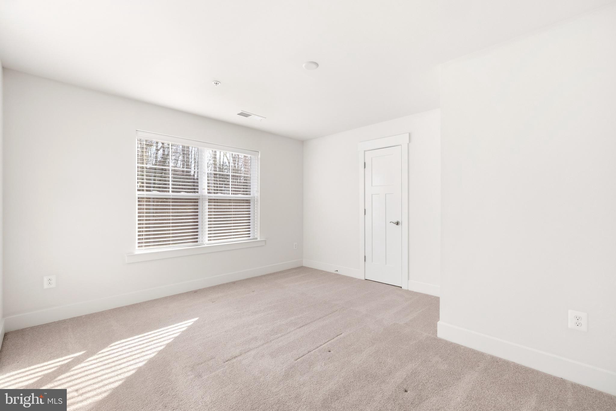 550 Broadneck Road Annapolis, MD 21409 - Photo 29 of 63 a view of an empty room with a window