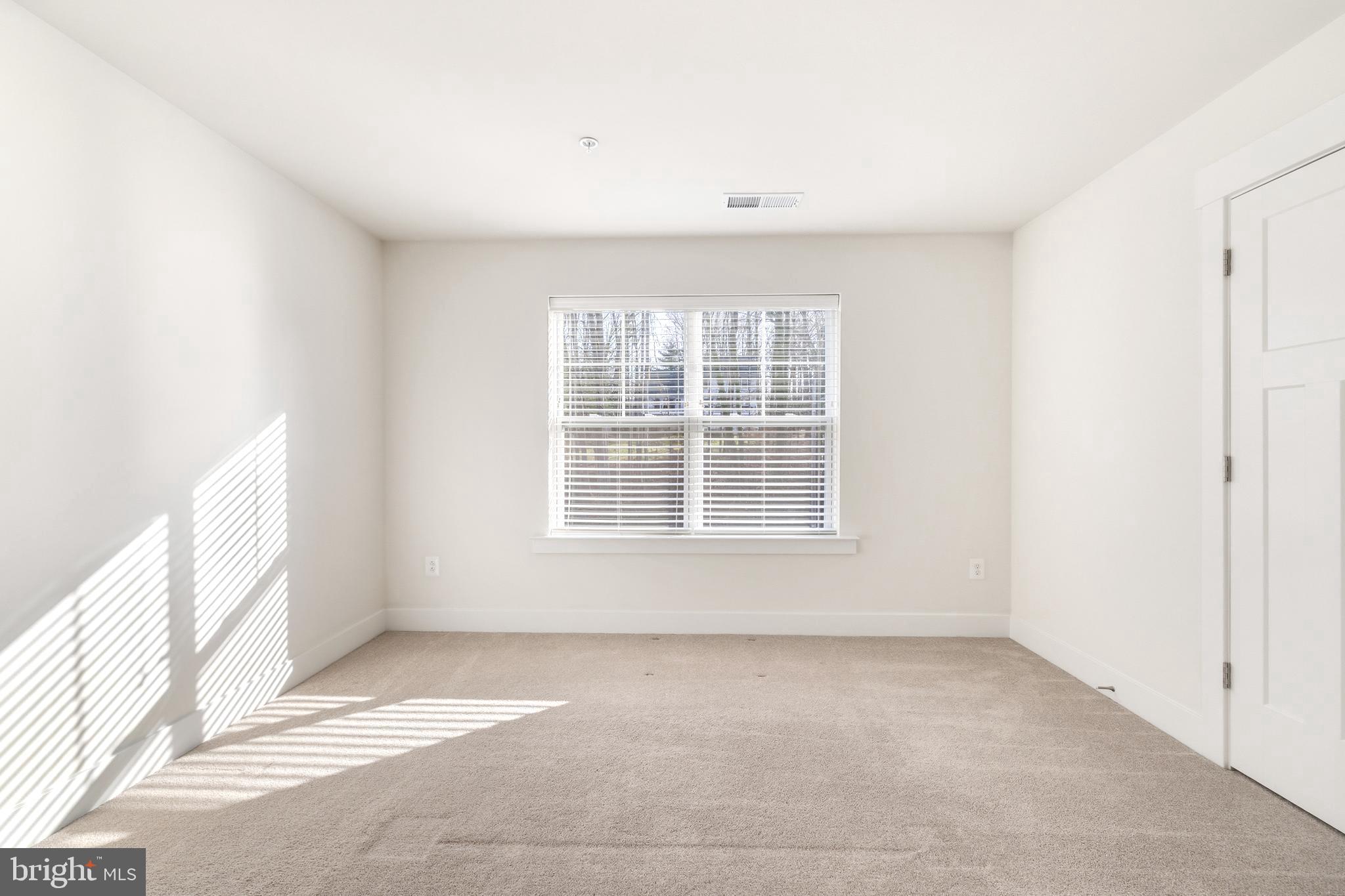 550 Broadneck Road Annapolis, MD 21409 - Photo 30 of 63 an empty room with a window