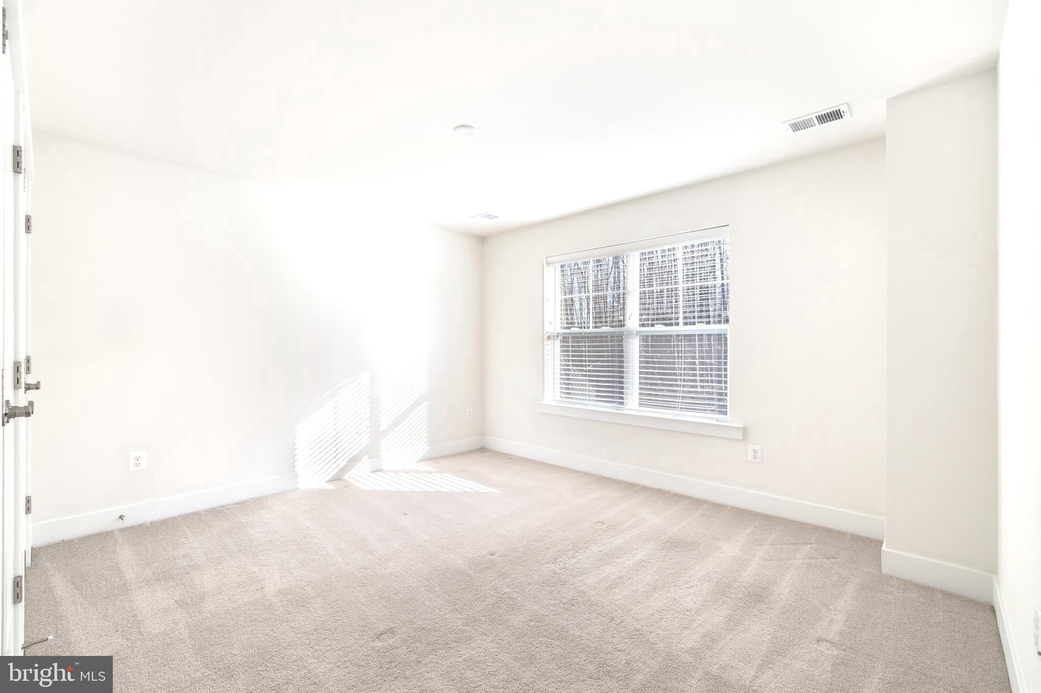 550 Broadneck Road Annapolis, MD 21409 - Photo 33 of 63 an empty room with a window