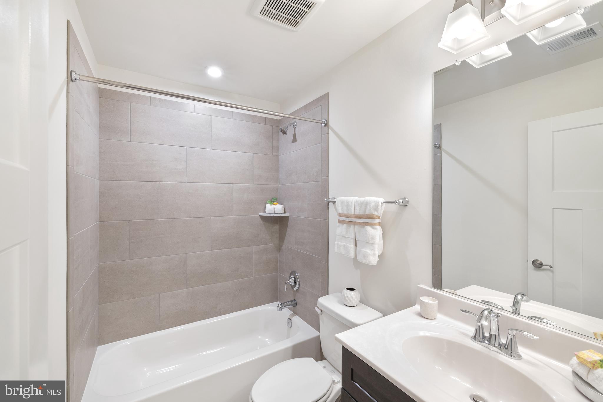 550 Broadneck Road Annapolis, MD 21409 - Photo 44 of 63 a bathroom with a bathtub shower sink and a toilet