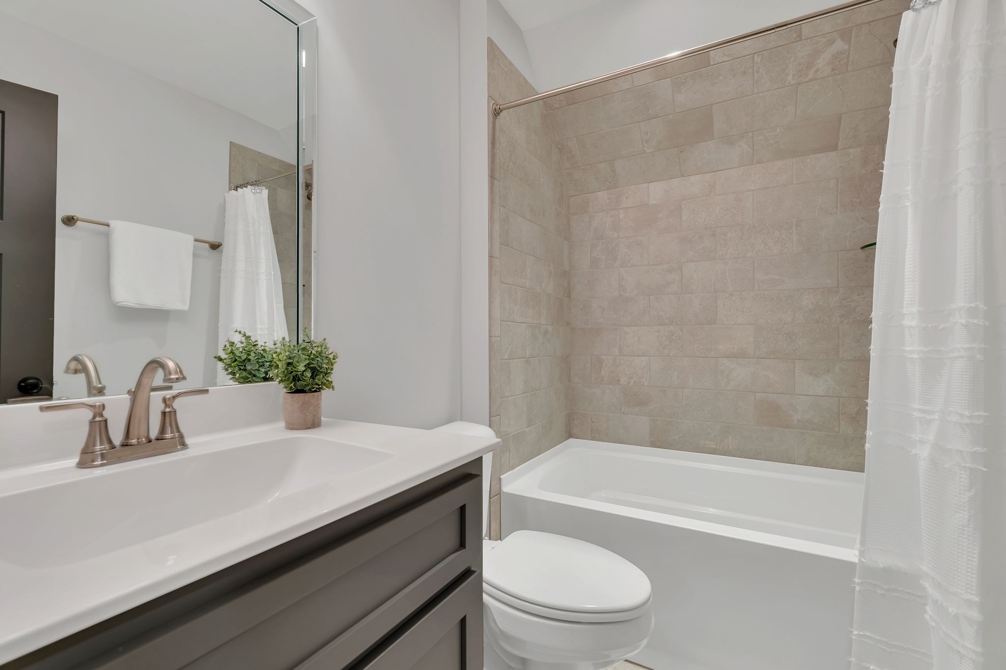 6655 Simmons Bluff Road Lebanon, TN 37090 - Photo 26 of 32 a bathroom with a sink a toilet and a bathtub