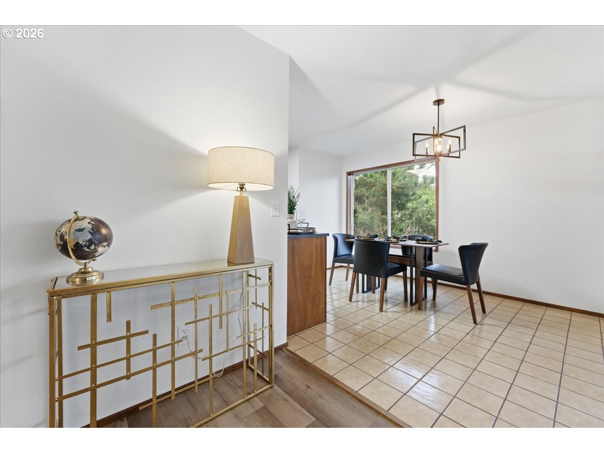 236 Southwest Collins Street Portland, OR 97219 - Photo 7 of 33 Gallery Image 7