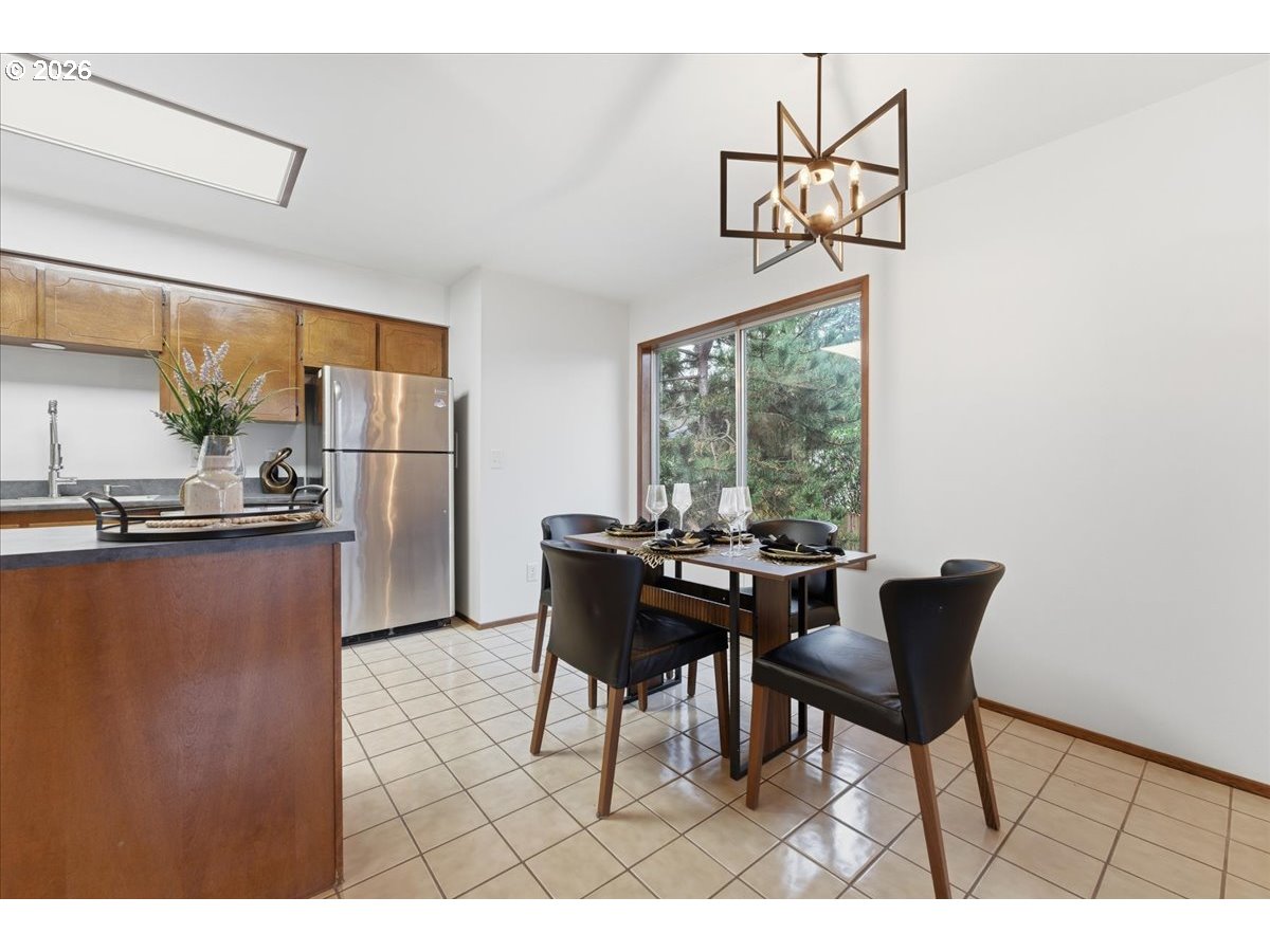 236 Southwest Collins Street Portland, OR 97219 - Photo 8 of 33 Gallery Image 8