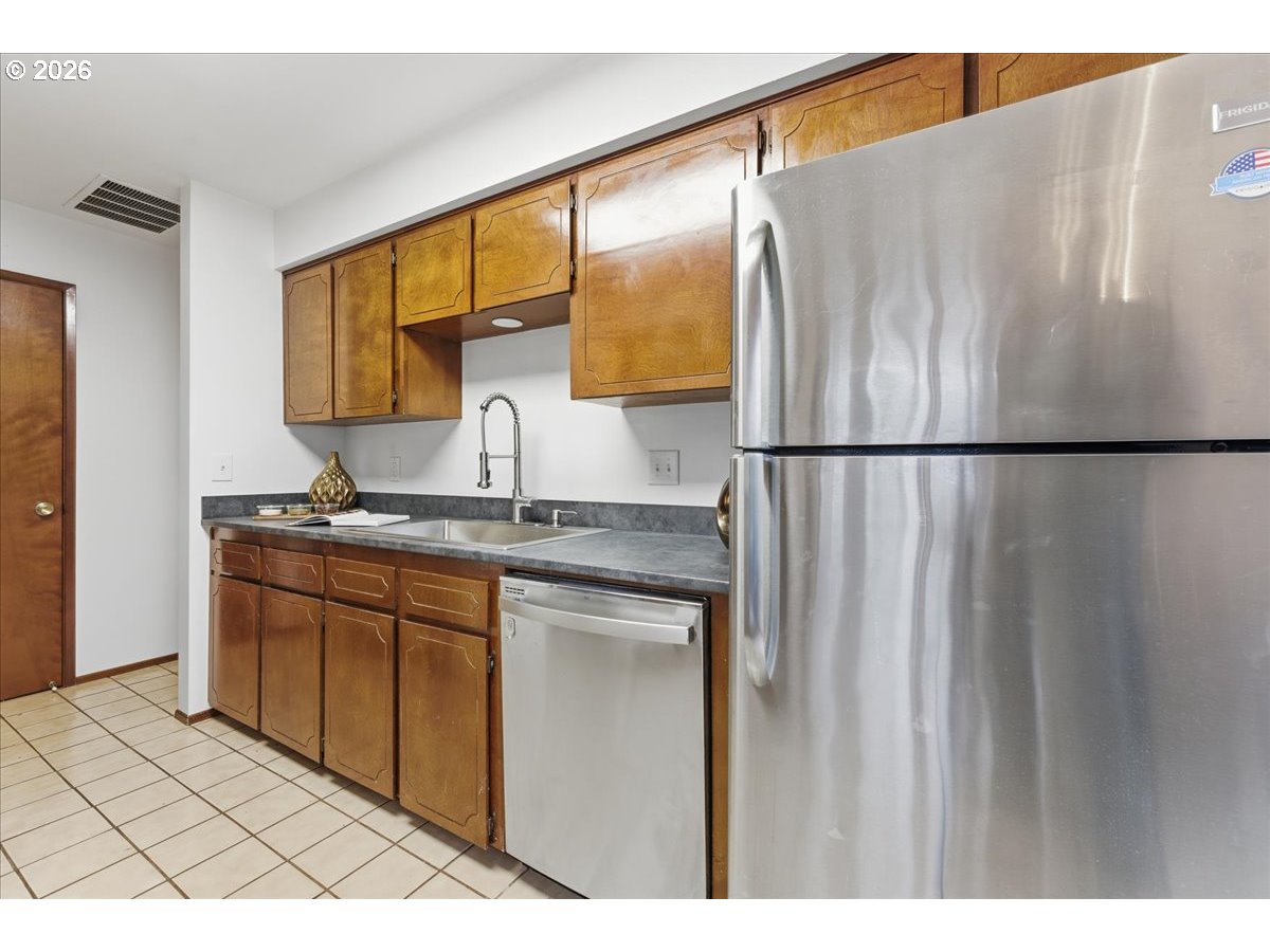 236 Southwest Collins Street Portland, OR 97219 - Photo 10 of 33 Gallery Image 10