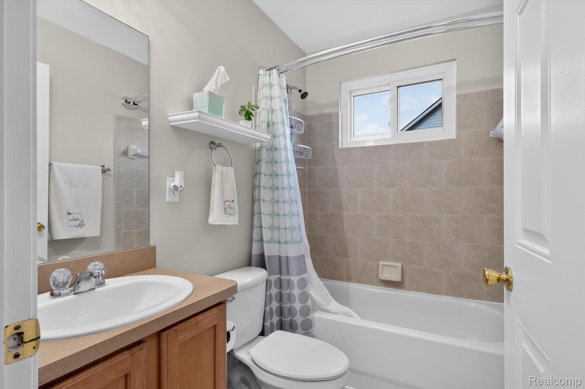 23313 Crescent Ridge Drive New Boston, MI 48164 - Photo 32 of 49 Upstairs Full Bathroom