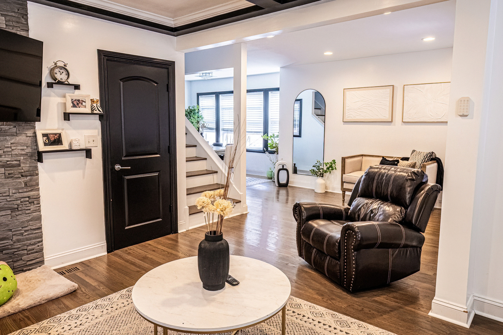 1911 Ridgeland Avenue Berwyn, IL 60402 - Photo 3 of 21 a living room with furniture