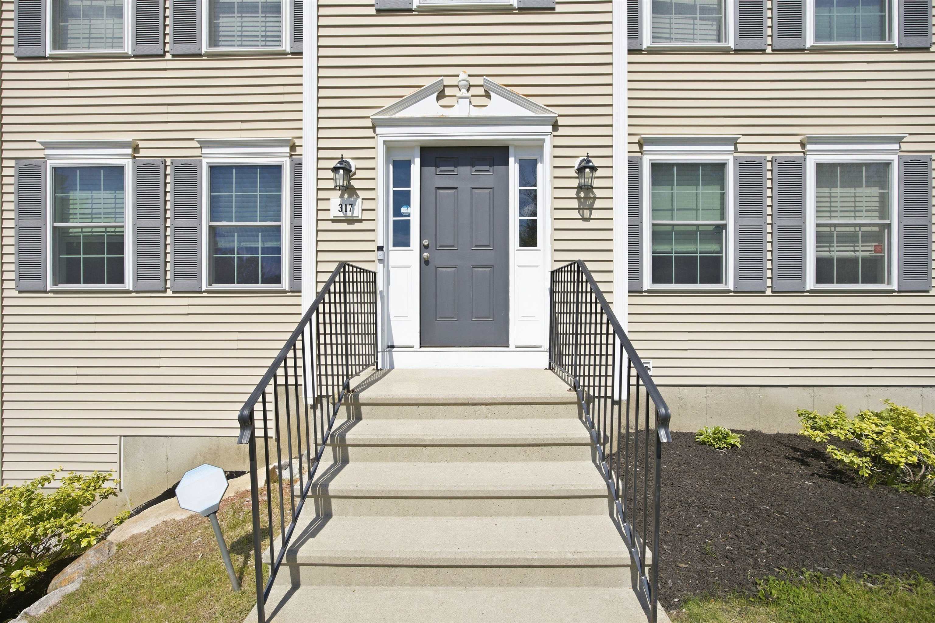 317 University Circle Hooksett, NH 03106 - Photo 3 of 44