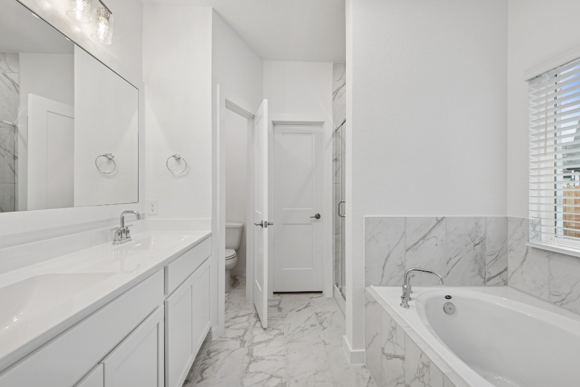 3422 Fresh Bluestream Lane Rosenberg, TX 77471 - Photo 5 of 48 a bathroom with a bathtub and a sink